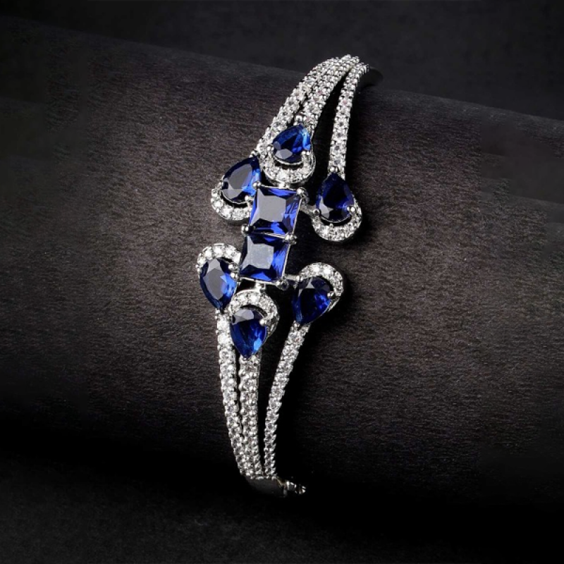 Women Gold Toned Kundan Studded Bracelet