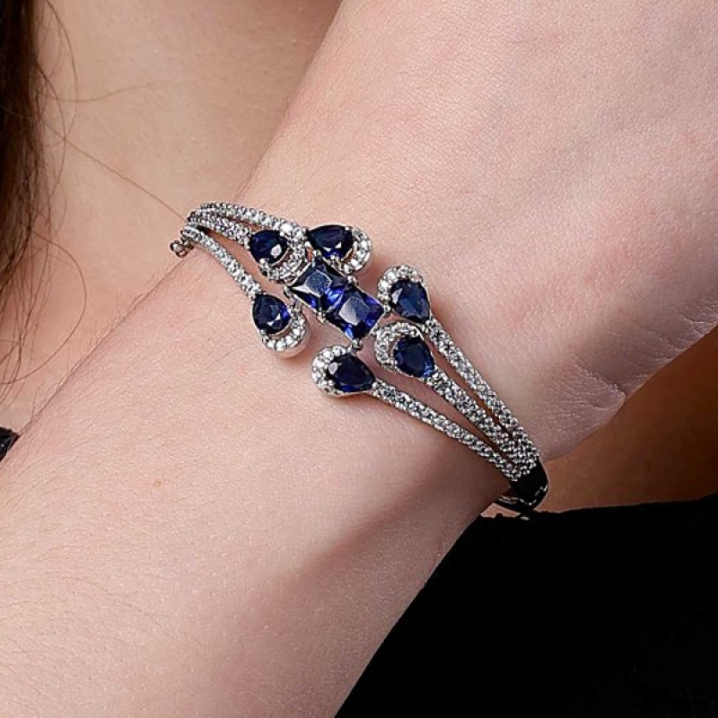 Women Gold Toned Kundan Studded Bracelet